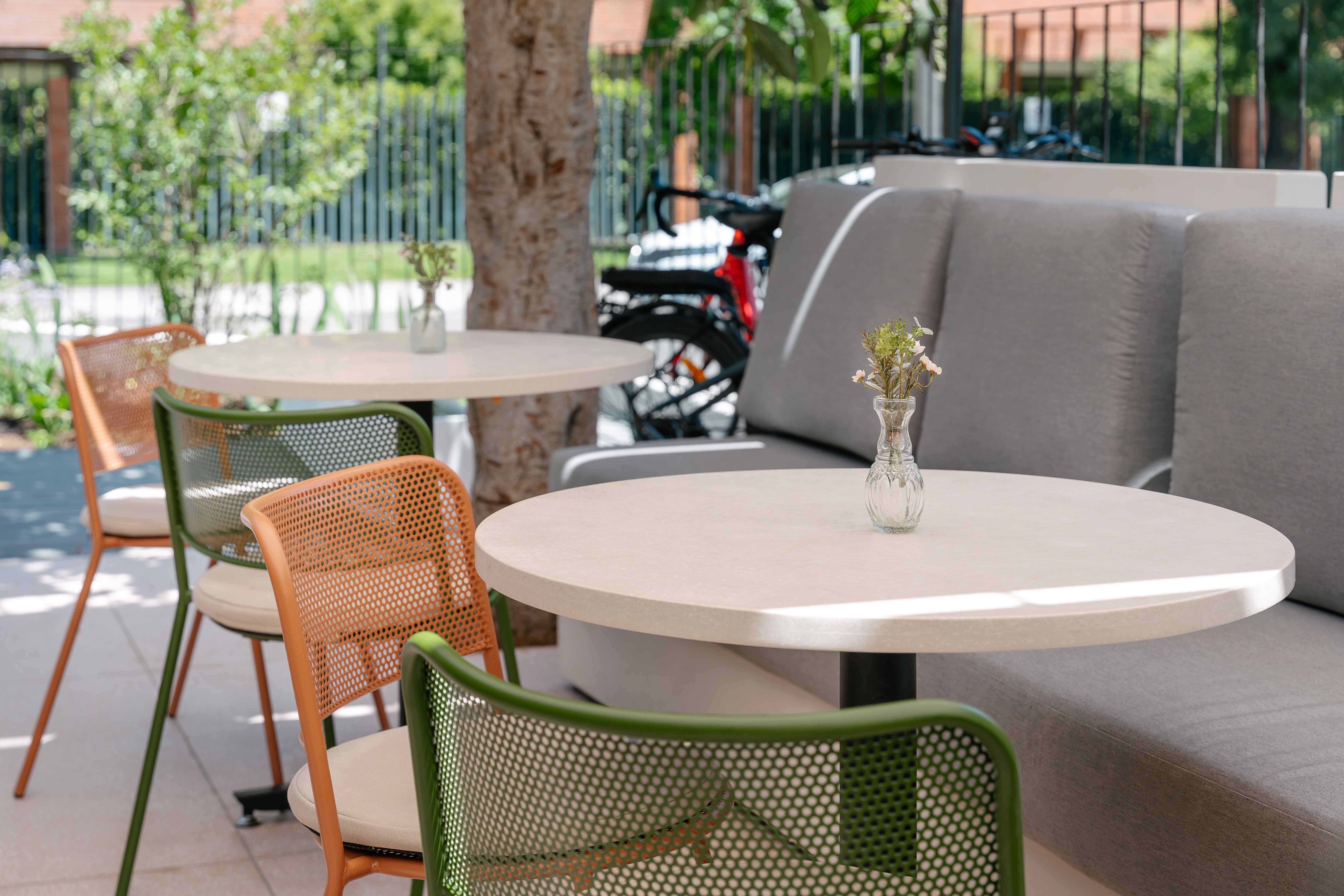 Restaurante con superficies de plástico reciclado flux