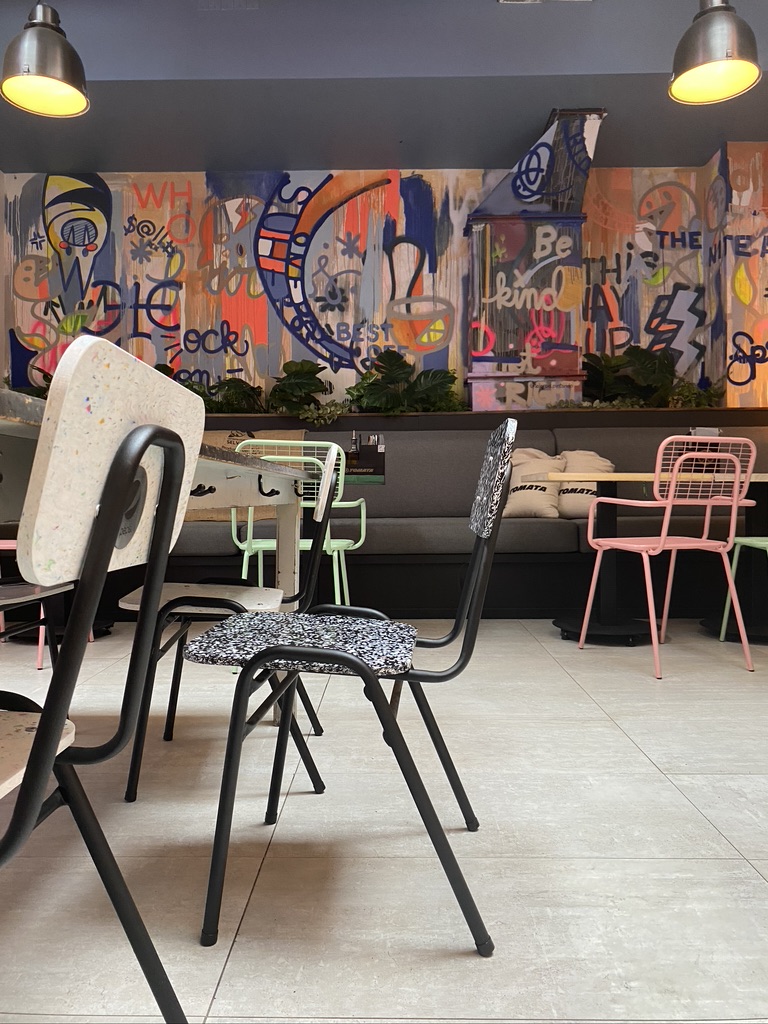 Detalle de panel flux con acabado tipo terrazzo, colores vibrantes