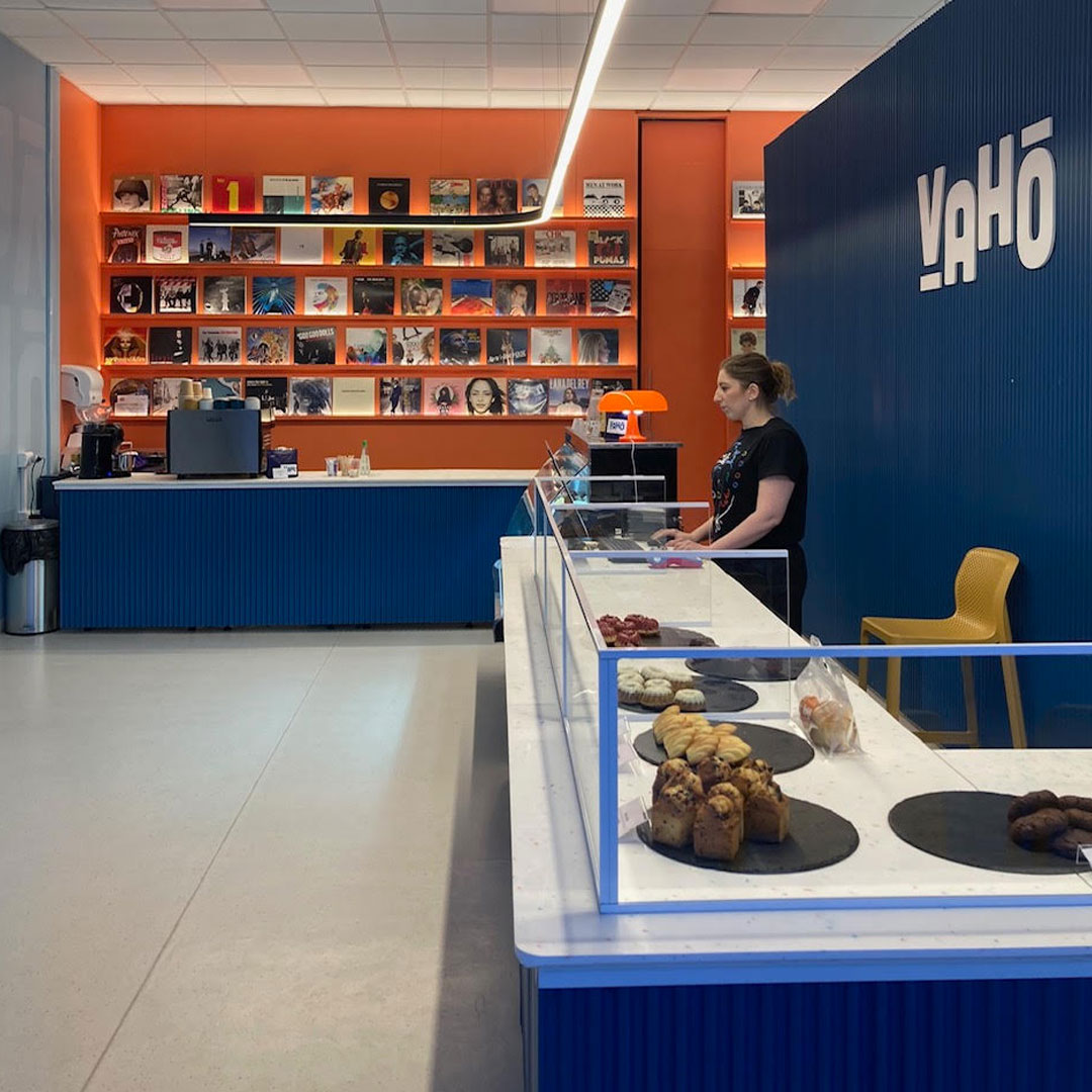 Interior de VAHO Cafe con revestimientos fabricados con paneles Flux